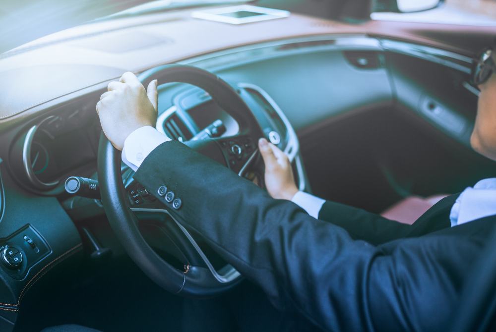 専属運転手を雇う外部委託する2つのデメリット