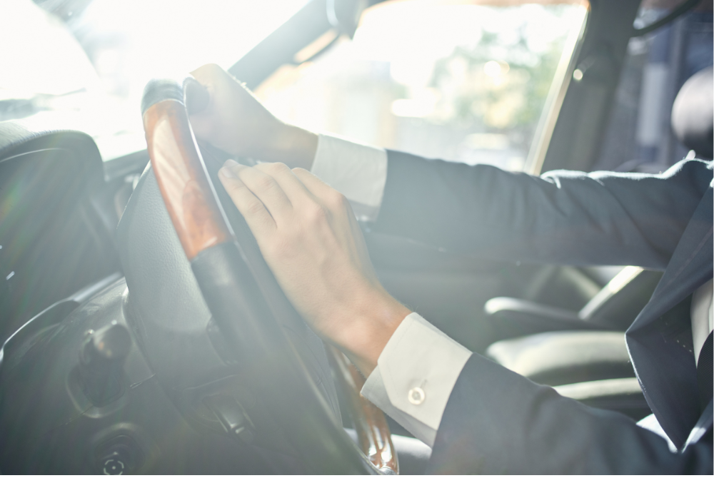 役員運転手の外部委託と直接雇用の違い