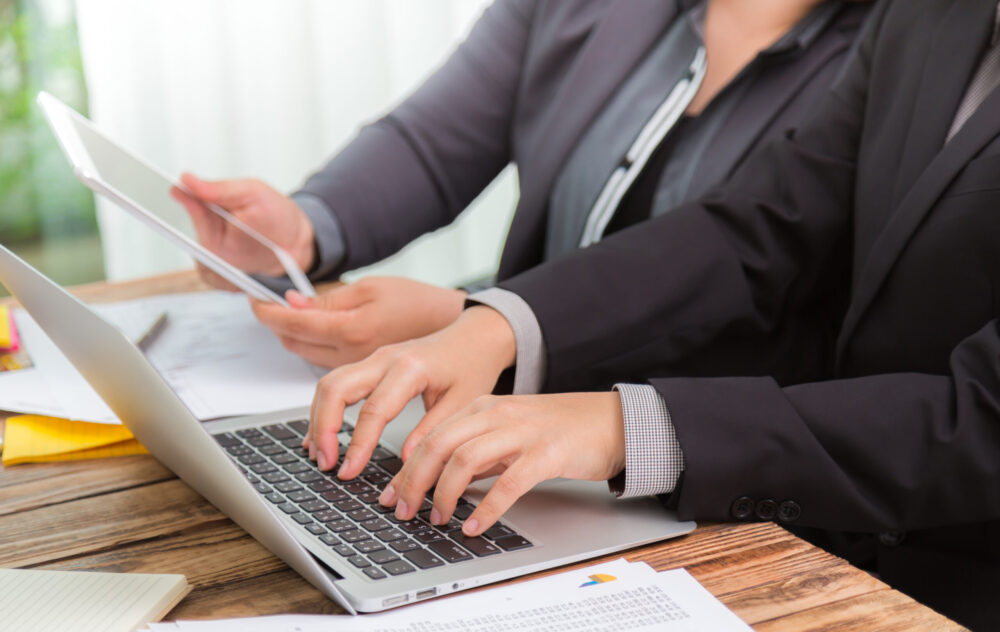 役員運転手と秘書の役割の違い